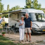 De Campersom-Investering: Een joekel van een camper aanschaffen om vervolgens zes maanden per jaar vast te staan in een file richting de Franse Dordogne.