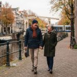 De Ommetje-Obsessie: Om twaalf uur stipt de jas aantrekken voor de dagelijkse 'frisse neus', ongeacht of het buiten stormt of hagelt. De Ommetje-Obsessie: Om twaalf uur stipt de jas aantrekken voor de dagelijkse 'frisse neus', ongeacht of het buiten stormt of hagelt.